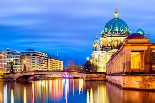 Cathédrale de Berlin Berliner Dom dans la soirée.