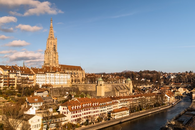 Photo la cathédrale de berne et la rivière de la ville par une journée ensoleillée