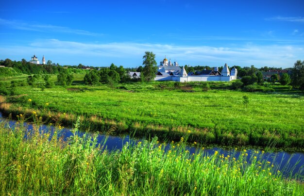 Cathédrale blanche sur fond de rivière d'été