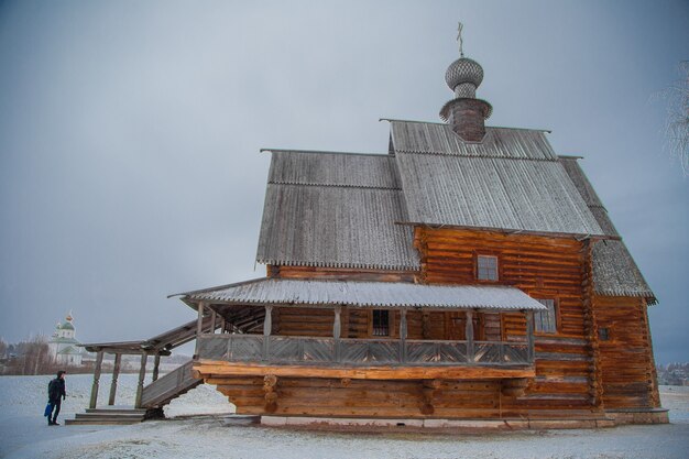 Cathédrale en bois avec une croix en haut Suzdal kruml Suzdal Russie