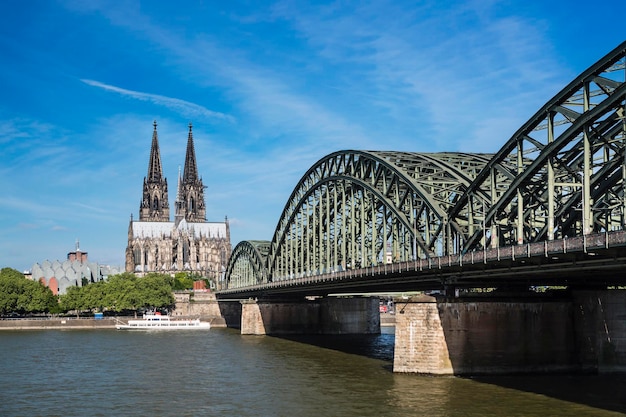 La cathédrale de Cologne et le Rhin en Allemagne