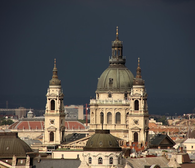 Cathédrale contre le ciel en ville