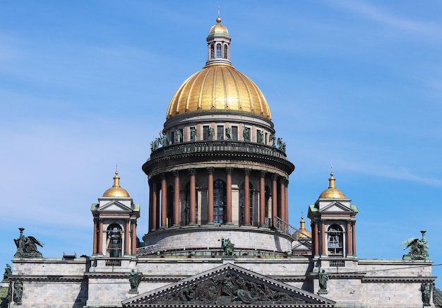 Cathédrale contre le ciel