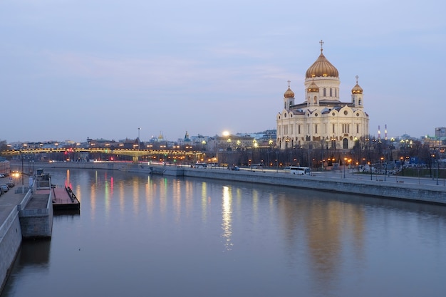 Cathédrale du Christ Sauveur célèbre vue sur le paysage Panoramique de nuit avec une belle lumière de Moscou Russie