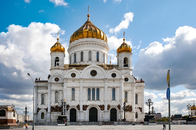 La cathédrale du Christ Sauveur sur fond bleu avec des nuages, Moscou, Russie