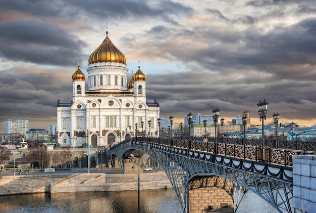 La cathédrale du Christ Sauveur et le pont patriarcal à Moscou