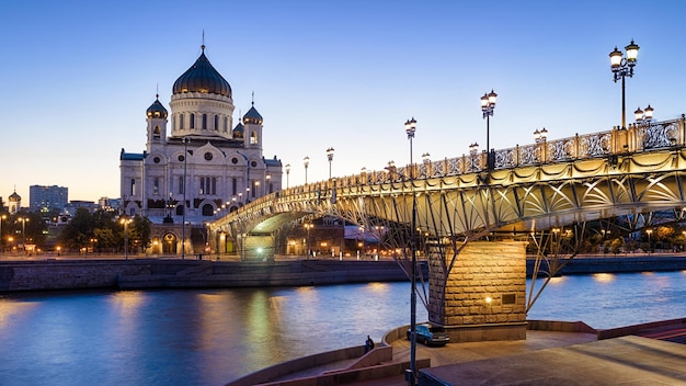 Cathédrale du Christ Sauveur et pont Patriarshy au crépuscule Moscou Russie