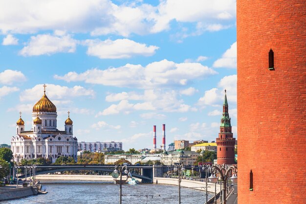 Cathédrale du Christ Sauveur et tours du Kremlin