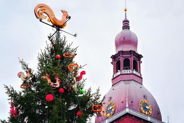 Cathédrale du Dôme et arbre de Noël sur la vieille ville de Riga en hiver