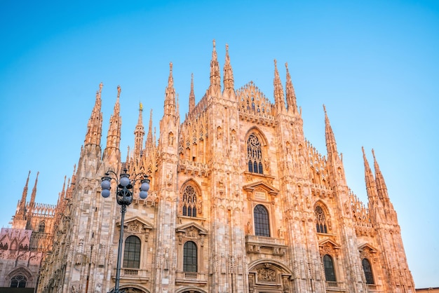 La cathédrale du Duomo de Milan sur la place Piazza Duomo le matin à Milan, en Italie