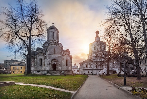 La cathédrale du Sauveur et l'église de l'Archange dans le monastère d'Andronikov à Moscou