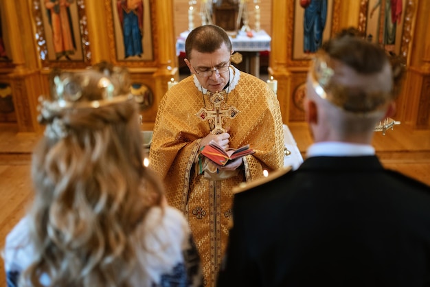 Cathédrale de l'église orthodoxe avec icônes et autel