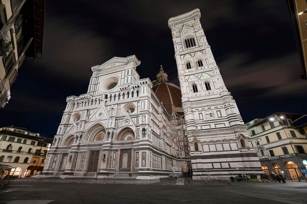 La cathédrale de Florence et le clocher la nuit