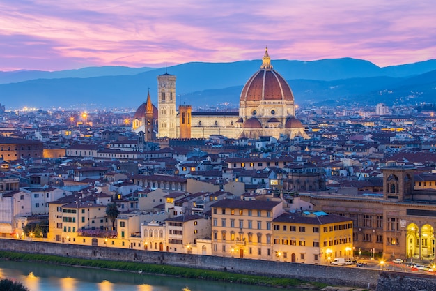 Cathédrale de Florence dans la nuit à Florence, Italie