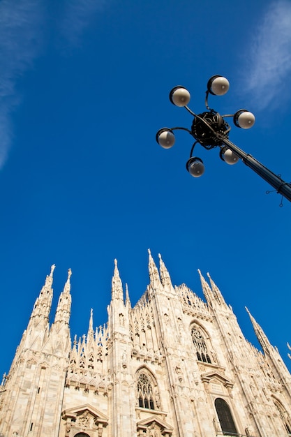 La cathédrale gothique a duré près de six siècles. C'est la quatrième plus grande cathédrale du monde et de loin la plus grande d'Italie.