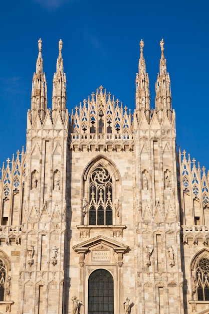 La cathédrale gothique a duré près de six siècles. C'est la quatrième plus grande cathédrale du monde et de loin la plus grande d'Italie.