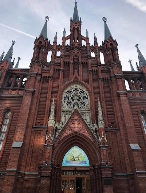 Cathédrale gothique de Moscou, été, ciel, soleil.