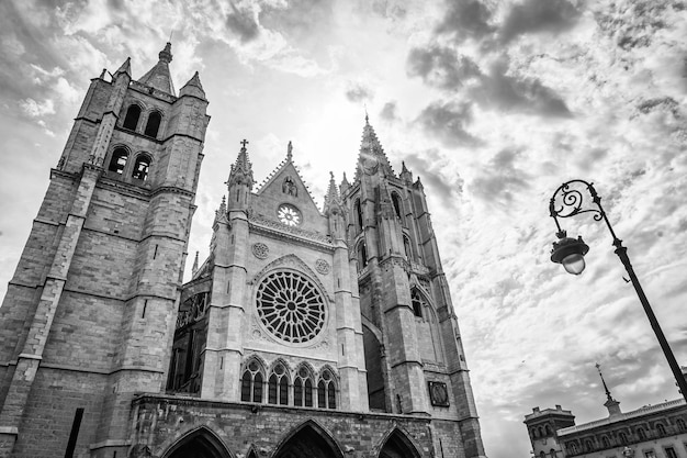 Cathédrale gothique de la ville de Leon en Espagne en noir et blanc et ciel dramatique