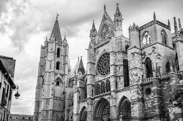 Cathédrale gothique de la ville de Leon en Espagne en noir et blanc et ciel dramatique