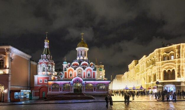 La cathédrale de Kazan à Moscou la nuit photographiée 11062023