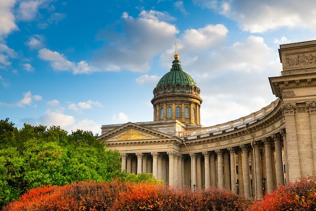 Cathédrale de Kazan à Saint-Pétersbourg Russie Paysage urbain d'automne avec des arbres rouges et verts au coucher du soleil