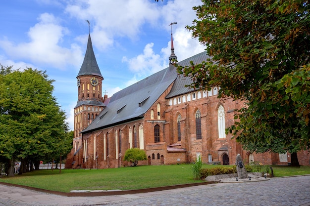 Photo cathédrale de königsberg hôtel de ville de kaliningrad lieu historique complexe d'orgues de la russie