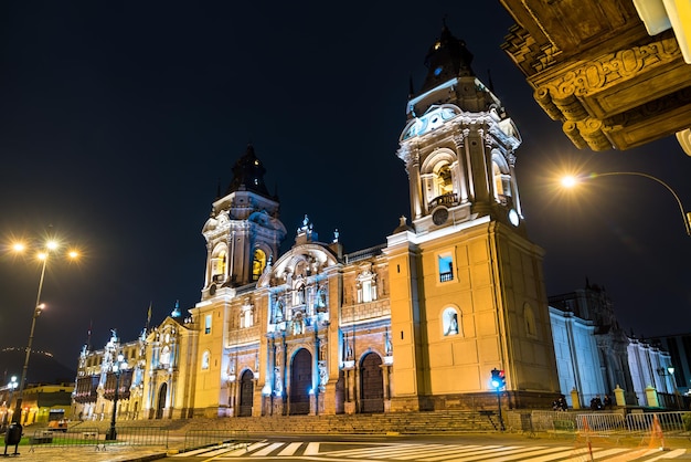 Cathédrale de Lima au Pérou la nuit