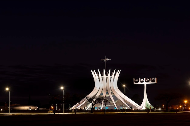 La cathédrale métropolitaine de brasilia la nuit