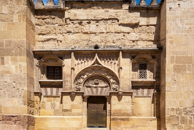 La cathédrale de la mosquée à Cordoue, en Espagne. Vue de la façade du mur extérieur.