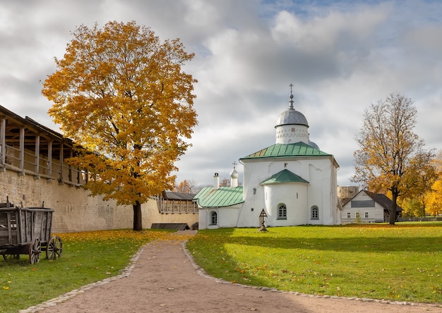 Cathédrale Nicolas et forteresse médiévale d'Izboursk. Région de Pskov, Russie