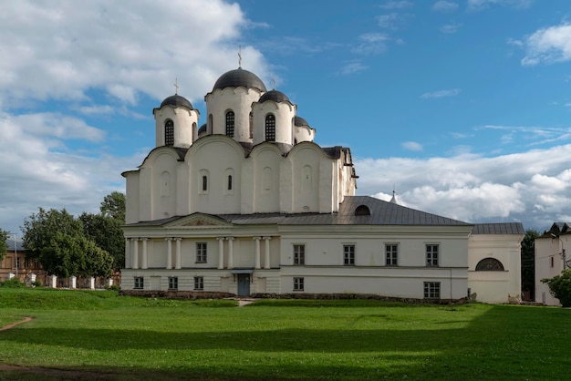 Cathédrale NikoloDvorishchensky sur Yaroslavovo Dvorishche un jour d'été Veliky Novgorod Russie