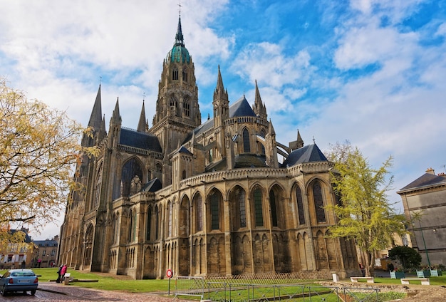 Cathédrale Notre-Dame de Bayeux dans le département du Calvados en Normandie, France. Les gens en arrière-plan