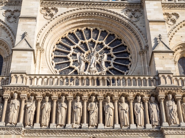 La cathédrale Notre-Dame est l'emblème de Paris France sous le ciel bleu