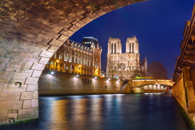 Cathédrale Notre Dame de Paris la nuit France