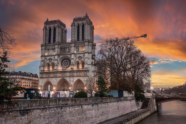 Cathédrale Notre Dame de Paris à Paris, France pendant le coucher du soleil magique. Travaux de construction.