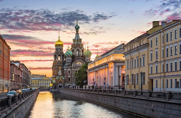 La cathédrale Notre-Sauveur-sur-le-Sang sous le ciel coloré du matin à Saint-Pétersbourg