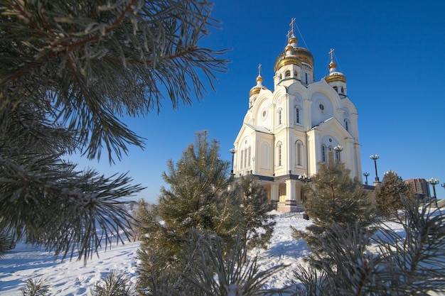 Cathédrale orthodoxe en hiver à Khabarovsk, Russie