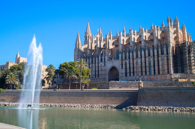 Cathédrale de Palma de Majorque avec fontaine en face d'elle