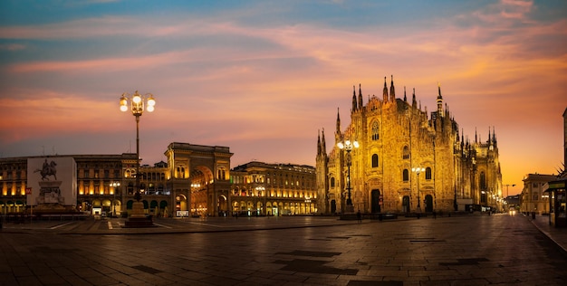 Cathédrale sur la place du Duomo à Milan au lever du soleil Italie