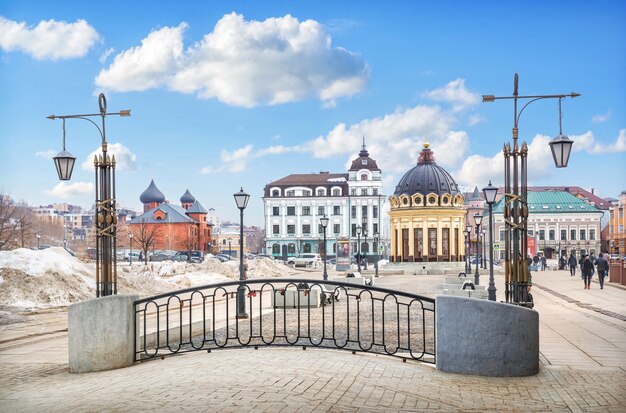 Cathédrale Pokrovsky Old Believer et la rotonde jaune à Kazan sous un ciel bleu