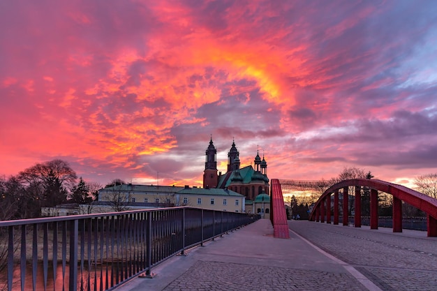 Cathédrale de Poznan au coucher du soleil Pologne