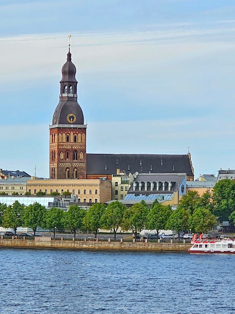 Cathédrale de Riga depuis la rivière Daugava Lettonie