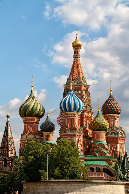 La cathédrale Saint-Basile le Bienheureux ou simplement la cathédrale Pokrovskiy est une église à plusieurs tentes sur la Place Rouge à Moscou C'est un symbole international pour la nation et pour la ville de Moscou