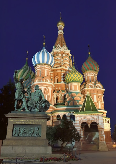 Cathédrale Saint-Basile avec un monument à minine et pojarski sur la place rouge dans l'éclairage de nuit