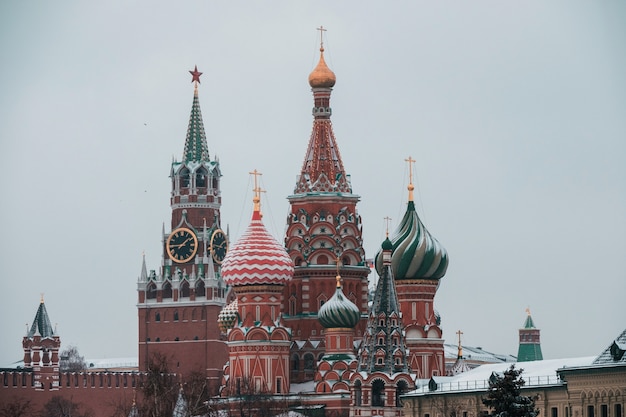 Photo cathédrale saint-basile à moscou couvertes de neige