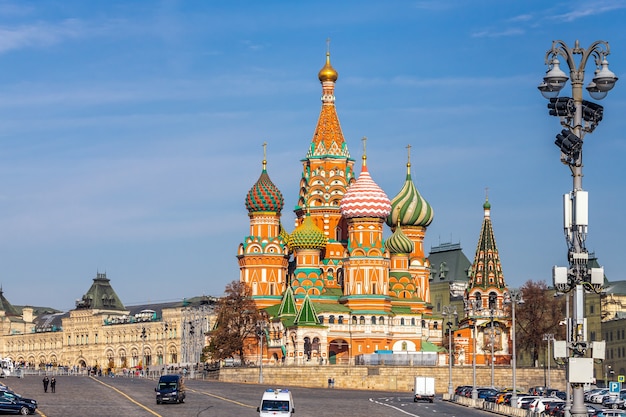 La cathédrale Saint-Basile sur la place rouge dans un ciel bleu ensoleillé. La place rouge est le touris populaire d'attractions à Moscou, Russie,