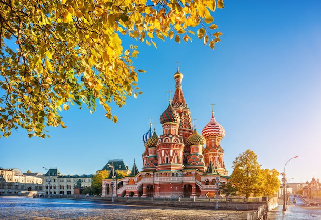 La cathédrale Saint-Basile sur la Place Rouge à Moscou dans le cadre des feuilles jaunes d'automne sur les arbres tôt le matin