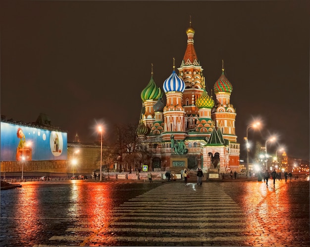 Cathédrale Saint-Basile sur la Place Rouge à Moscou dans les rayons des lumières nocturnes