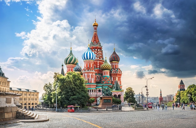 Cathédrale Saint-Basile sur la Place Rouge à Moscou