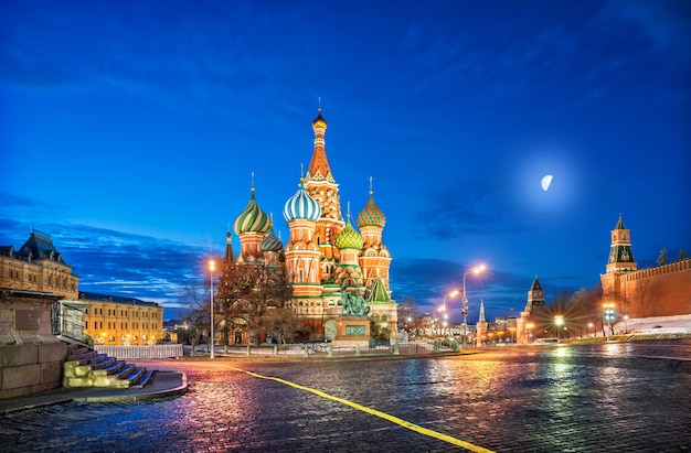 La cathédrale Saint-Basile sous un ciel bleu sur la Place Rouge à Moscou au clair de lune et des lanternes un matin d'hiver